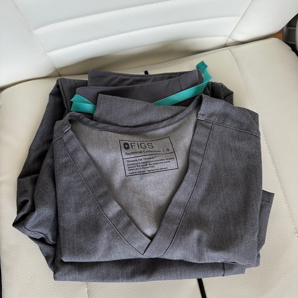 Figs graphite scrub set